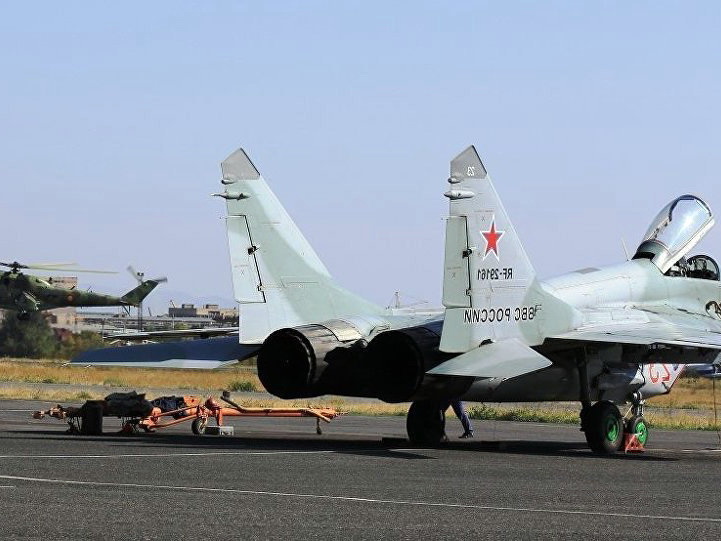 Российские летчики в Армении «уничтожили» ПВО противника
