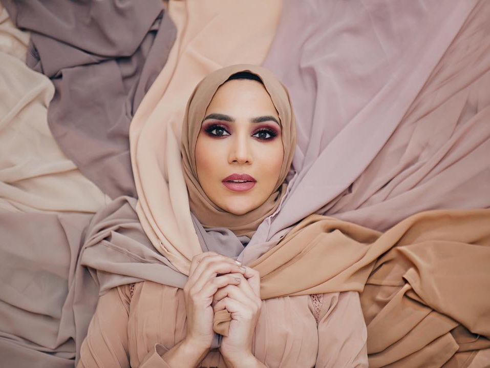 Носящая хиджаб модель L'Oreal уволилась из-за антиизраильских твитов – ФОТО