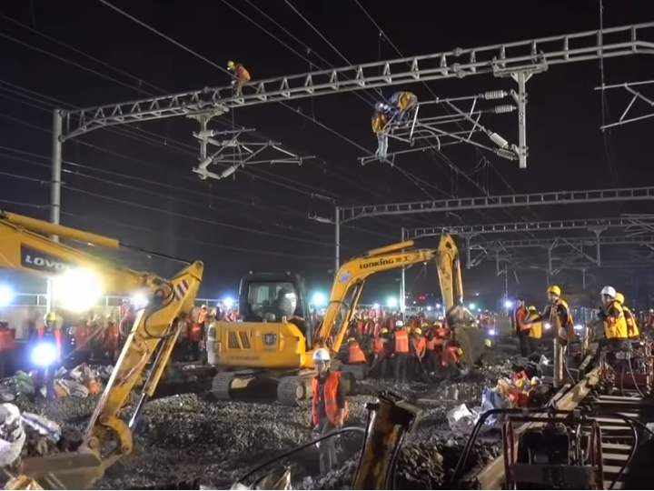 Китайские рабочие проложили железную дорогу за девять часов - ВИДЕО