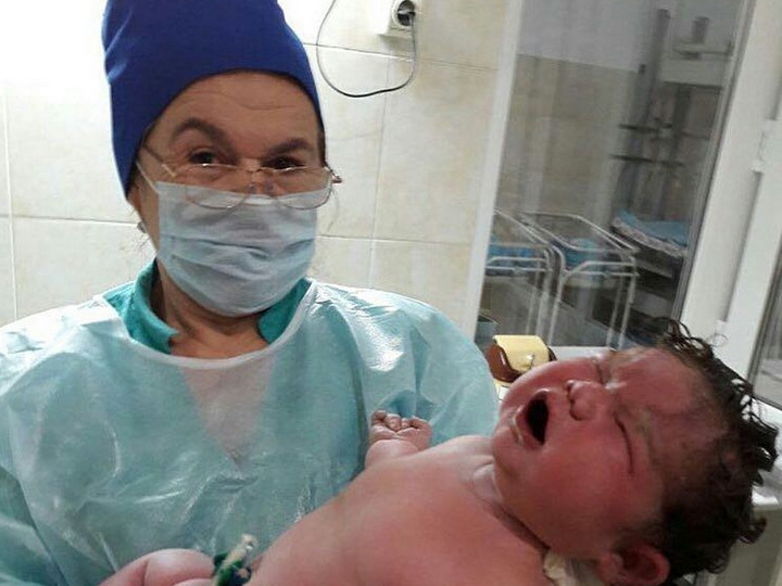 В Дагестане женщина родила 6-килограммовую девочку