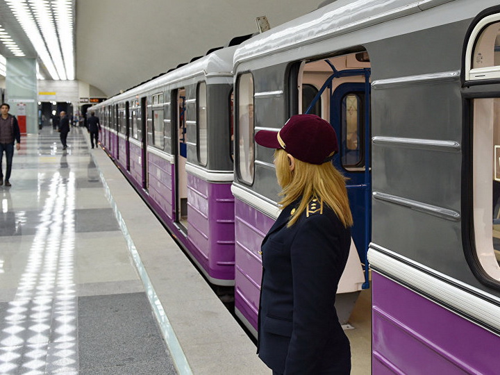 В Баку молодой человек прыгнул на рельсы в метро