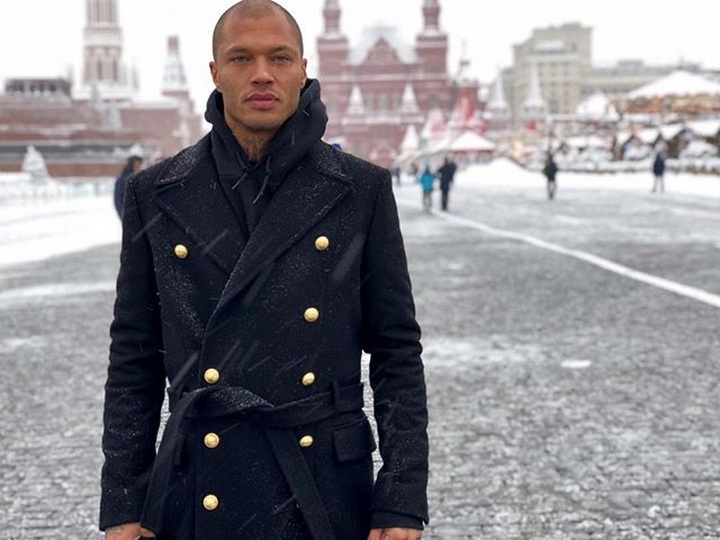 «Cамый красивый преступник в мире» прилетел в Москву к Ольге Бузовой – ФОТО