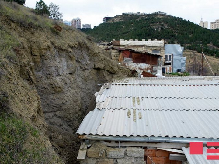 В результате оползня на Баиле разрушено 4 дома, пострадавших нет - ОБНОВЛЕНО