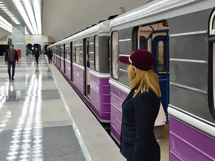 В Баку женщина упала на рельсы в метрополитене