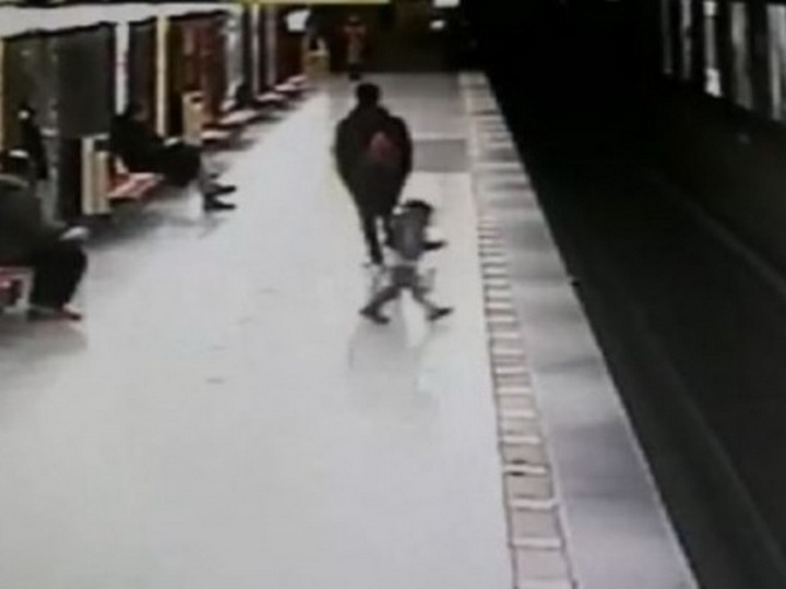 Шокирующее видео: 2-летний ребенок упал на рельсы в метро - ВИДЕО