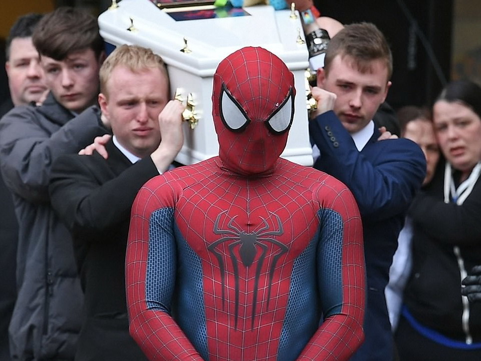 На похороны утонувшего пятилетнего мальчика пришёл Человек-паук - ФОТО