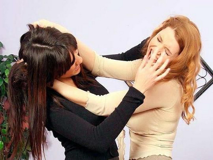 В Баку две женщины устроили боксерский поединок, одна в больнице с сотрясением мозга