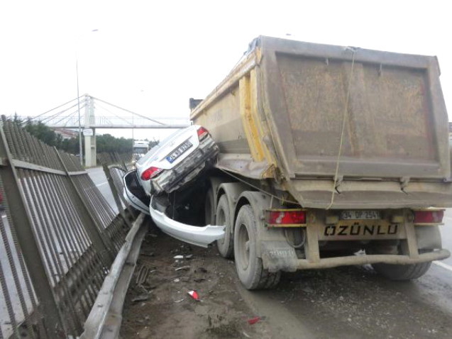 Ужасная авария в Стамбуле: Грузовик  проехал по двум легковым машинам – ФОТО- ВИДЕО