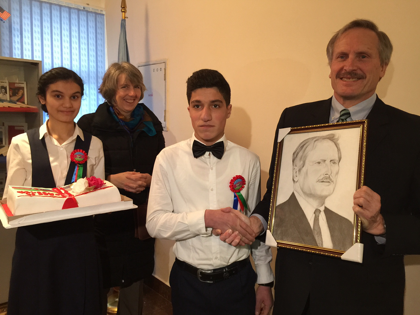 Посол США подарил школьной библиотеке в Баку коллекцию книг