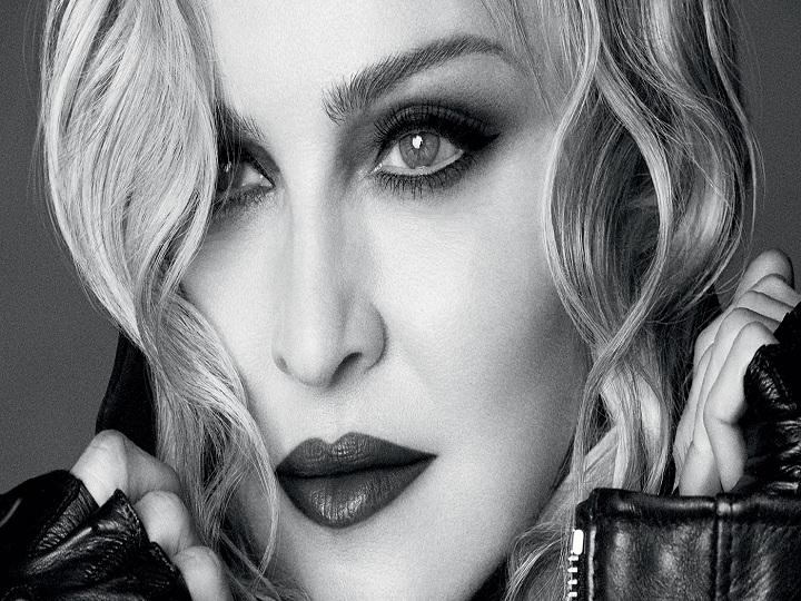 Madonnadan çılpaq selfi – FOTO