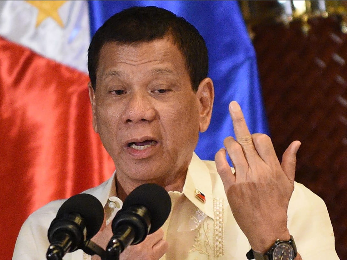Президент Филиппин: Секс с презервативом — всё равно, что есть конфеты с обёрткой - ФОТО