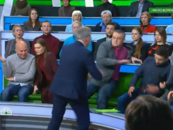 Ведущий НТВ в прямом эфире подрался с украинским экспертом - ВИДЕО