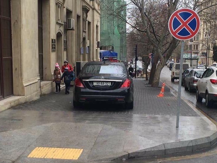 «Тротуар-гейт»: Автомобиль главы Госкомитета возмутил пользователей соцсетей, полиция обещает разобраться – ФОТО