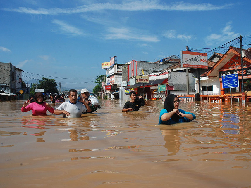В Индонезии жертвами оползней и наводнений стали 16 человек