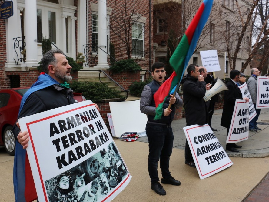 В связи с годовщиной Ходжалинского геноцида перед посольством Армении в Вашингтоне состоялась акция протеста – ФОТО