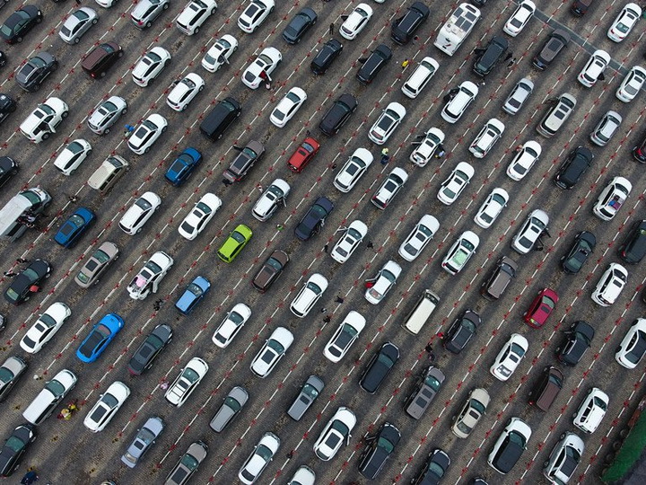 В Китае образовалась пробка из восьми тысяч машин из-за тумана