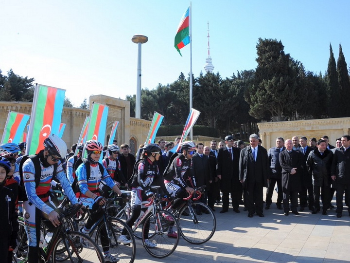 По случаю Дня физической культуры и спорта в Баку был проведен велопробег - ФОТО