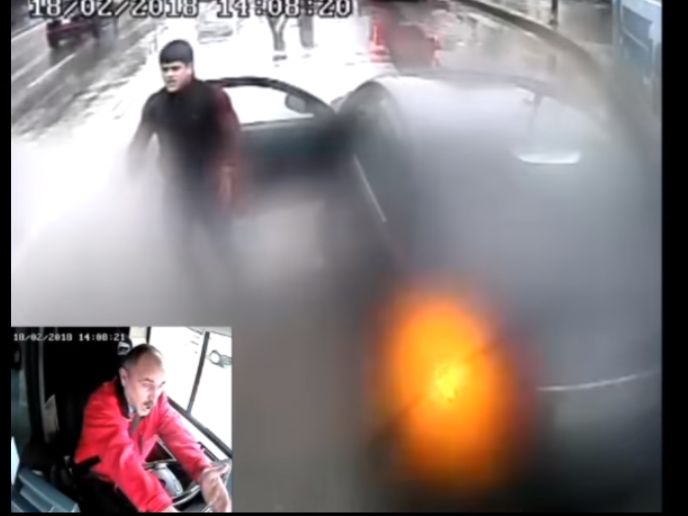 В Баку молодой человек «оккупировал» остановку BakuBus и устроил разборку с водителем автобуса – ВИДЕО