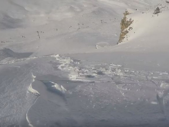 Сноубордист снял на видео спуск во время лавины - ВИДЕО