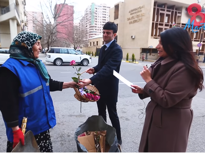 В Баку поздравили с 8 марта женщин, подметающих улицы – ВИДЕО