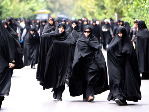 В Иране женщина получила два года тюрьмы за то, что сняла хиджаб на улице