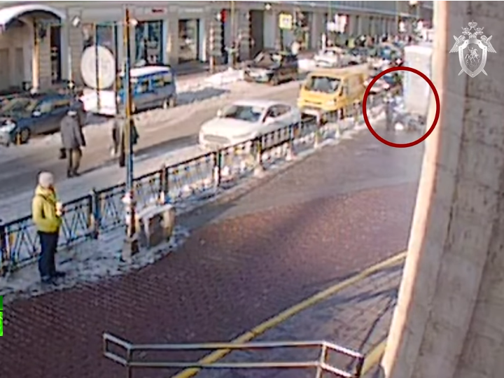 В Санкт-Петербурге прохожие равнодушно наблюдали, как пытались убить девушку - ВИДЕО