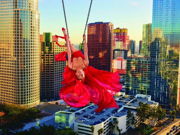 Полет над Нью-Йорком: Джей Ло в невероятной фотосессии для Harper's Bazaar – ФОТО