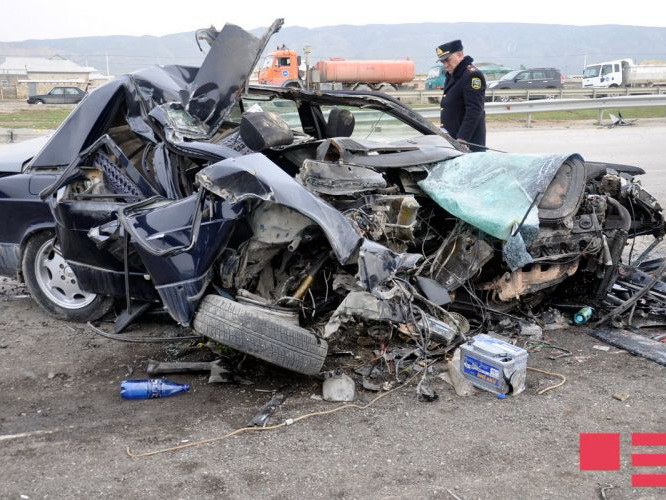 Страшное ДТП на трассе Баку – Газах: автомобиль превратился в металлолом, есть погибшие - ФОТО
