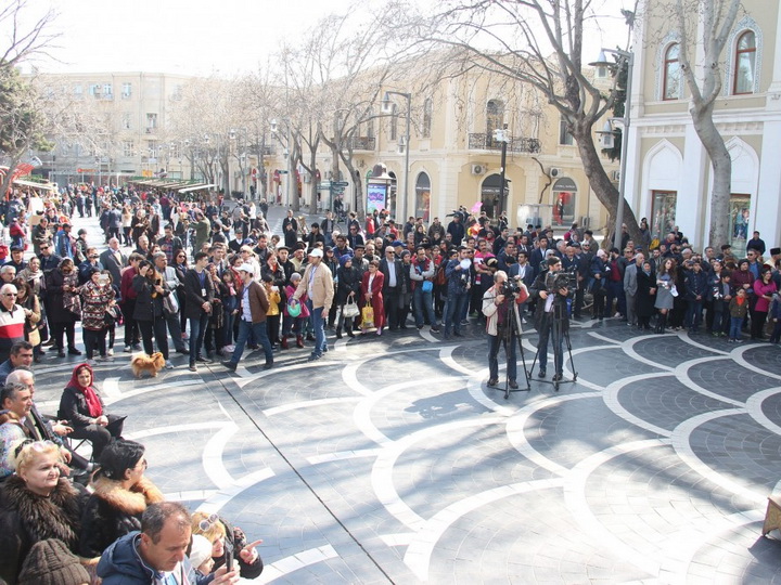 На Площади фонтанов открылась праздничная ярмарка - ФОТО