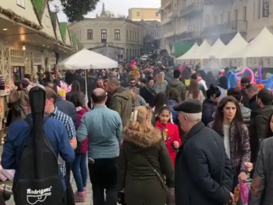 «Море туристов»: множество иностранцев приехали в Баку на празднование Новруз Байрамы – ФОТО