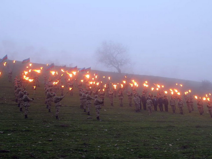 Азербайджанские военнослужащие совершили факельное шествие в Кровавую долину - ФОТО