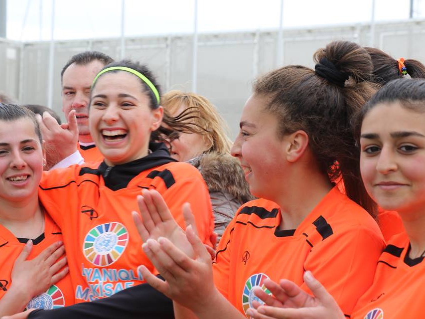 Азербайджанские футболистки и иностранные дипломаты провели дружеский матч во имя гендерного равенства – ФОТО