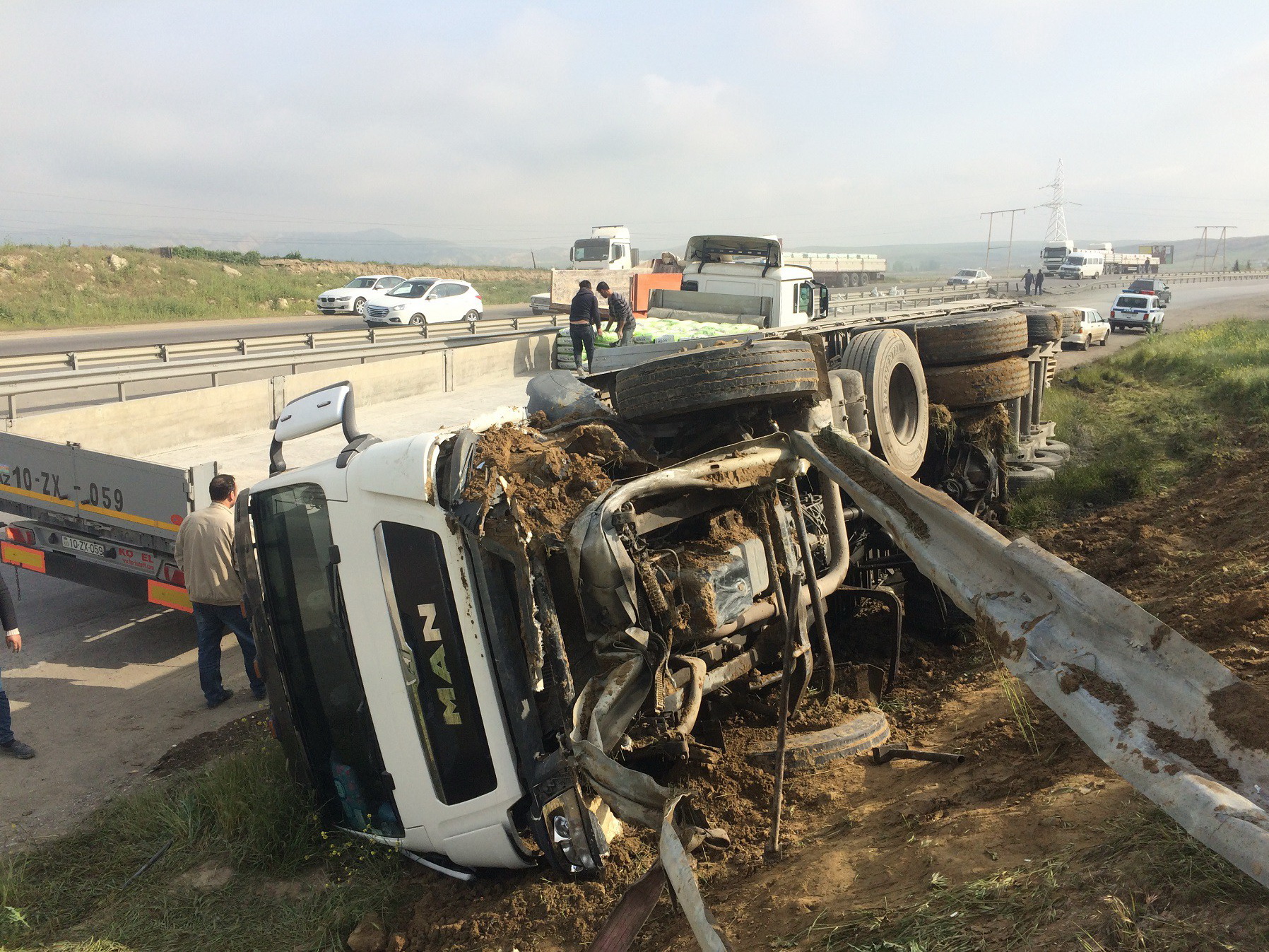 В Азербайджане грузовик снес 140 метров отбойника и перевернулся – ФОТО