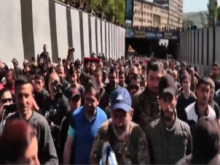 İrəvanda aksiyalar davam edir: polislə etirazçılar arasında qarşıdurma yaşanıb