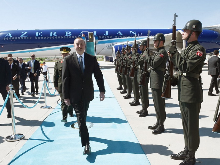 Президент Азербайджана прибыл с официальным визитом в Турцию - ФОТО