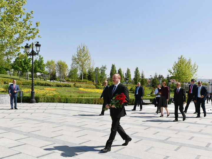 Prezident Ankarada Heydər Əliyevin abidəsini ziyarət edib - FOTO