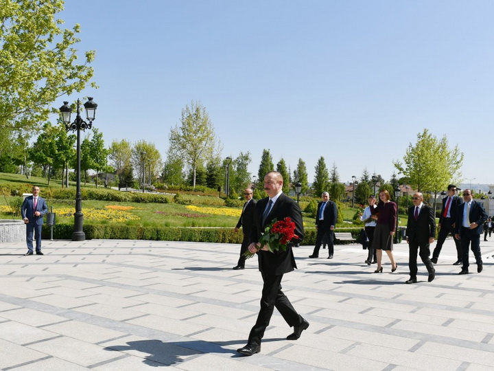 Президент Ильхам Алиев посетил памятник великому лидеру в Парке Гейдара Алиева в Анкаре - ФОТО