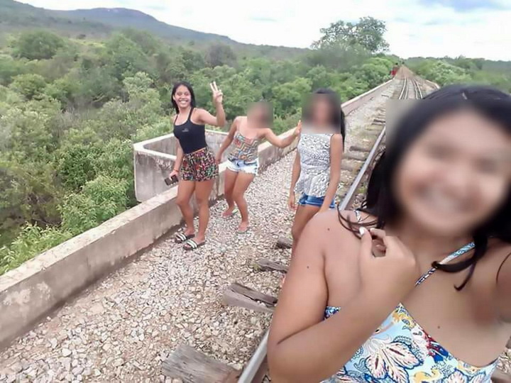 Девушки успели сделать селфи на рушащемся мосту и провалились - ФОТО