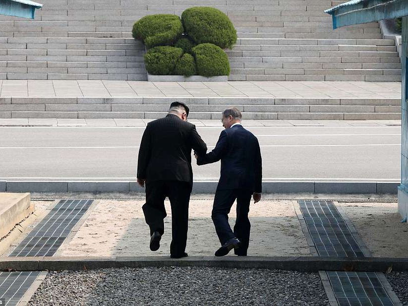 Президент Южной Кореи на минуту оказался в КНДР – ФОТО - ВИДЕО