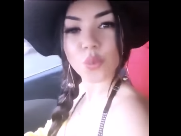 В Баку девушка устроила эротическое шоу в машине на полном ходу – ВИДЕО