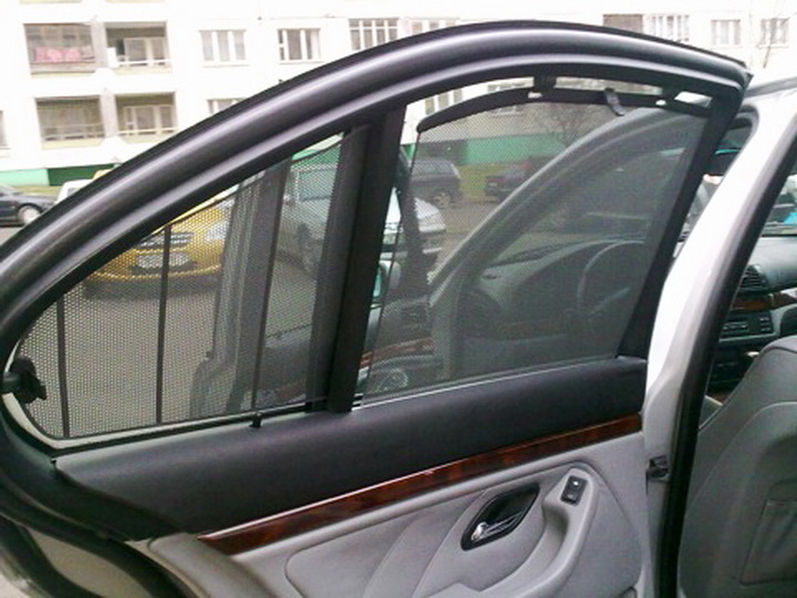 В Азербайджане вступает в силу запрет на использование шторок в автомобилях