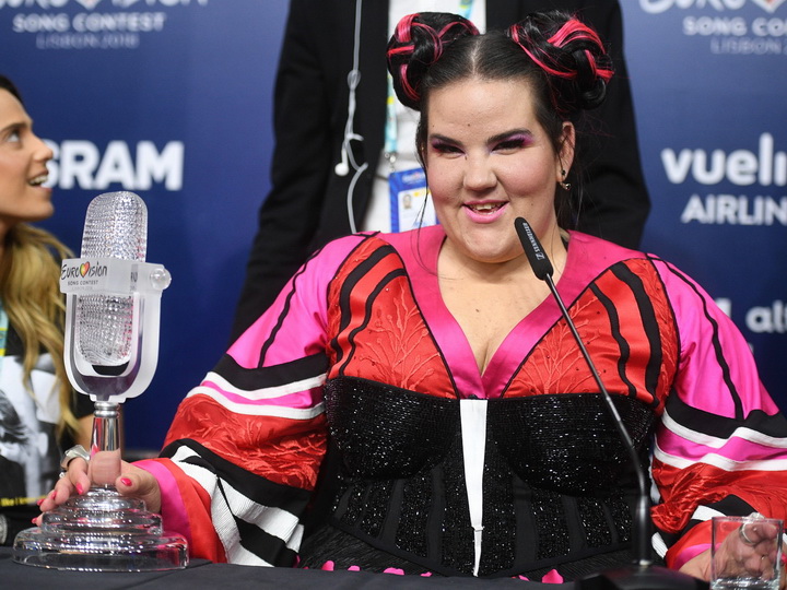 Победительница Евровидения упала с лестницы, приветствуя поклонников – ВИДЕО