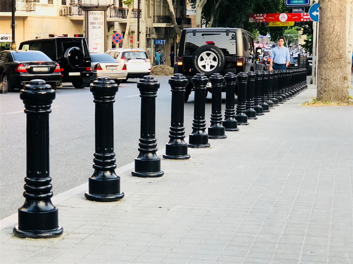 В Баку начали кардинально бороться с незаконной парковкой на тротуарах – ФОТО