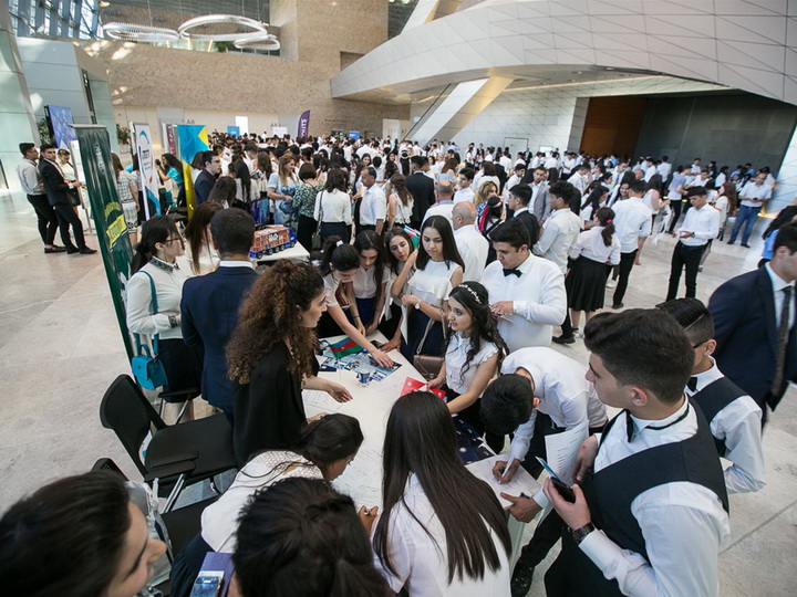 В Баку прошло мероприятие для выпускников, окончивших учебные заведения с высокими баллами – ФОТО