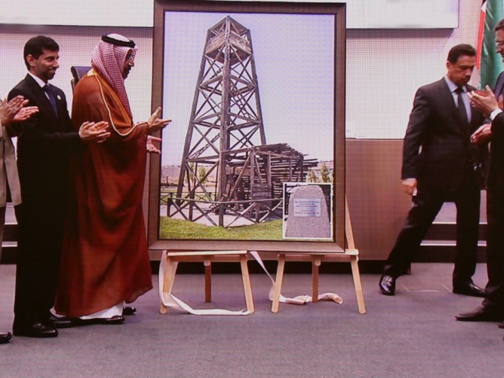 Азербайджанская делегация подарила ОПЕК картину с изображением нефтяной вышки на Бибиэйбат - ФОТО
