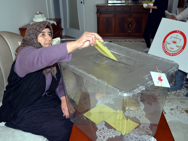 Для престарелых и больных избирателей в Турции впервые создали мобильные избирательные участки - ФОТО