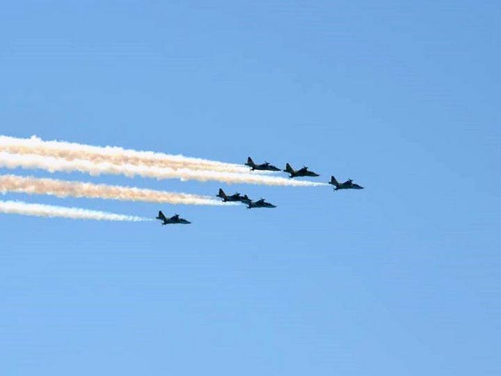 Подразделения ВВС Азербайджана продолжают полеты в бакинском небе для подготовки к параду - ФОТО
