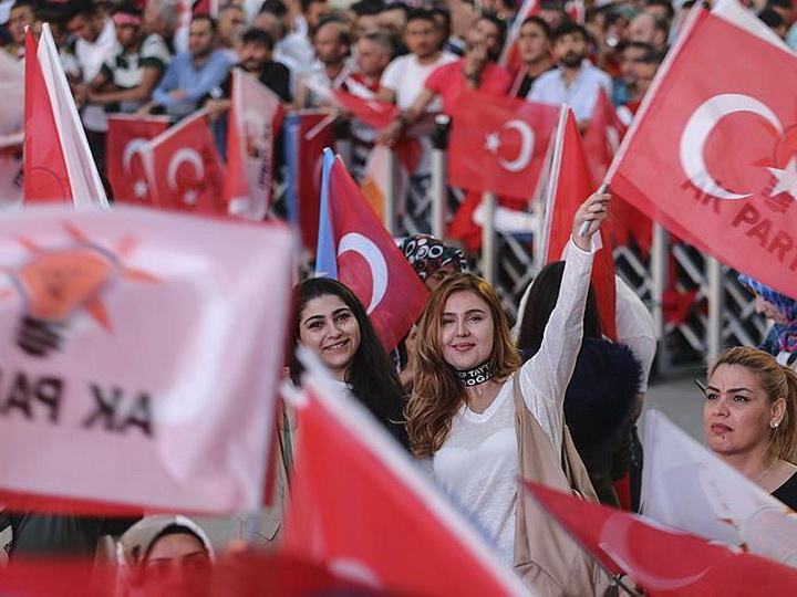 В Стамбуле празднуют победу Эрдогана на выборах - ФОТО
