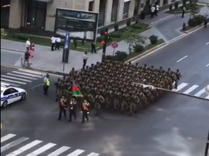 Военнослужащие промаршировали в центре Баку - ВИДЕО