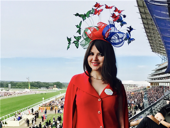 Шляпа с азербайджанской символикой на королевских скачках в Британии – ФОТО